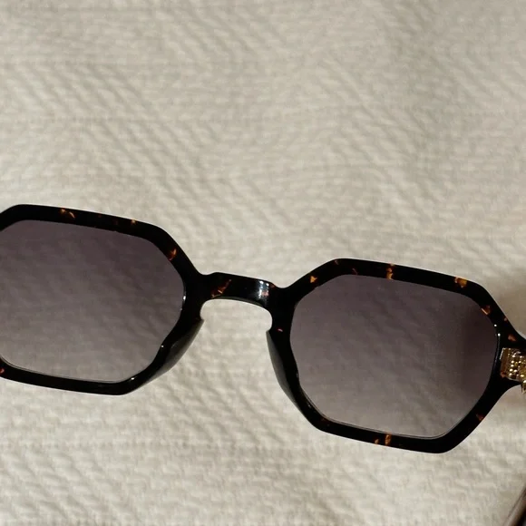Classic Tortoise Shell Sunglasses - Picture 5 of 7
